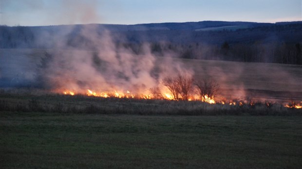 Incendie dans un champ à Témiscouata-sur-le-Lac