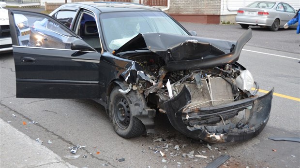 Il embouti une voiture stationnée sur la rue Raymond