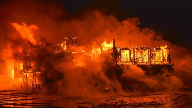 Piégés à l'intérieur d'une résidence en flammes