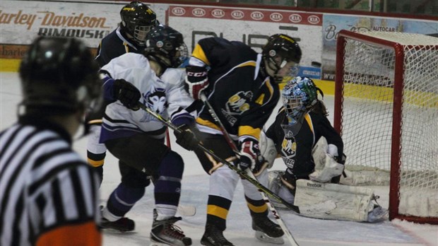 Des visiteurs repartent avec les bannières du tournoi bantam
