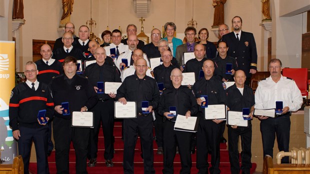 29 pompiers ont reçu la médaille pour services distingués