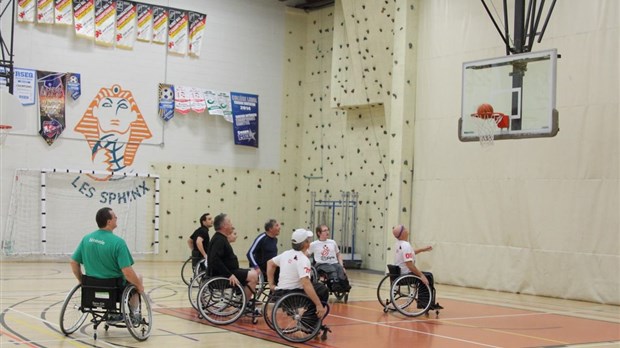 Des élèves participent à un tournoi de basketball en fauteuil roulant