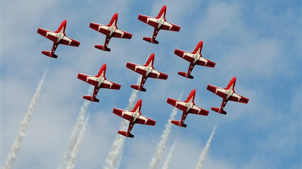 Les Snowbirds au-dessus du CMA