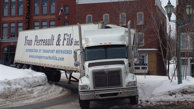 Fâcheuse position pour un camion semi-remorque