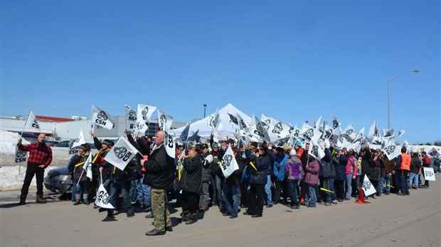 Des travailleurs de Viandes duBreton manifestent