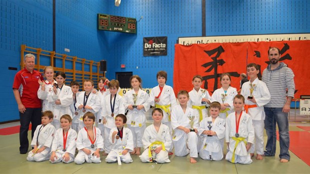 Sept coupes Dynaco pour le club Judo-Tani