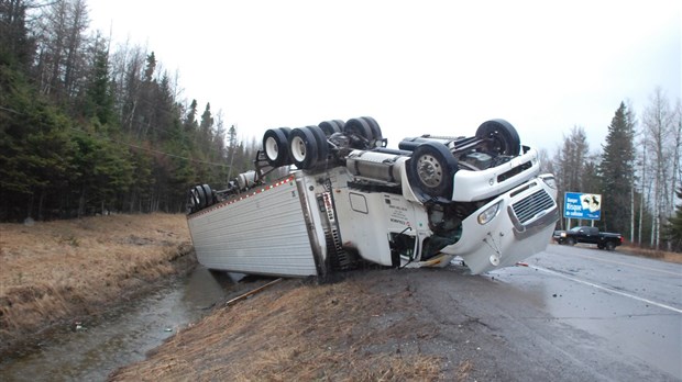 Spectaculaire sortie de route pour un poids lourd