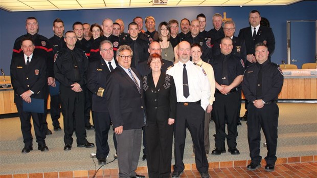 Hommage à des pompiers de Rimouski qui sont intervenus à L'Isle-Verte