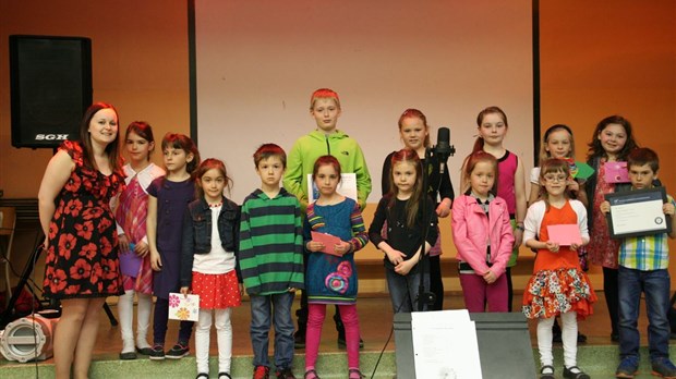 Les élèves de l'École Roy chantent pour leurs mamans