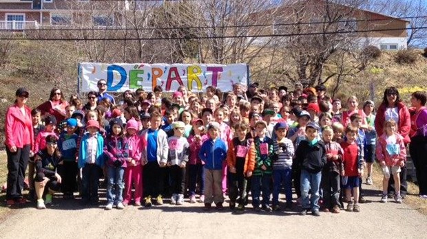 La Course du Portageur remet 500 $ à l’école primaire de Notre-Dame-du-Portage