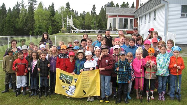 Des jeunes initiés à la pêche