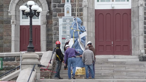 Église Notre-Dame-des-Neiges: les statues retrouvent leur place sur les clochers