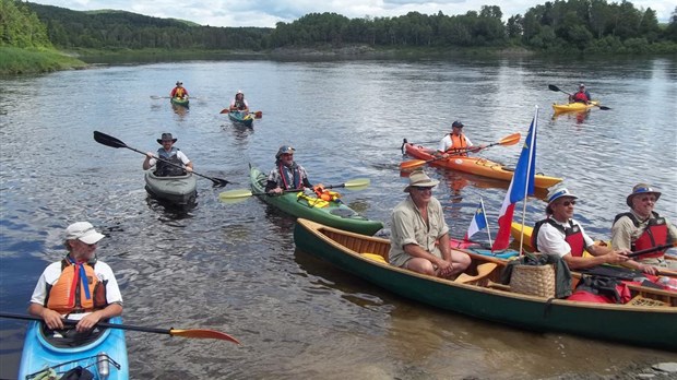 Descente des lacs et rivières frontières en canot-kayak