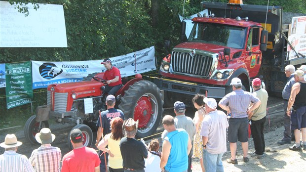 Tire de tracteurs antiques à Saint-Arsène