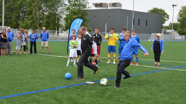 Botté officiel au nouveau terrain de soccer synthétique
