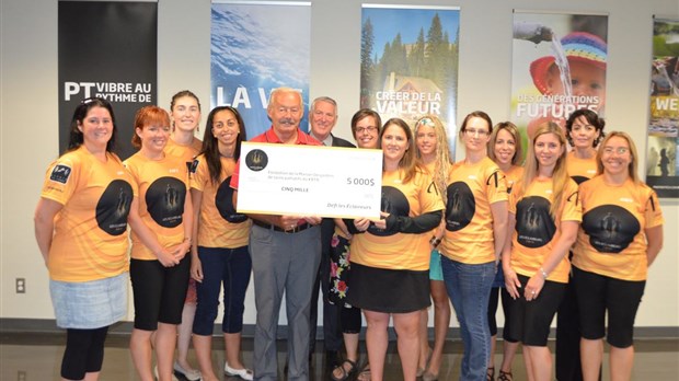 Les Éclaireurs remettent 5 000$ à la Maison Desjardins de soins palliatifs