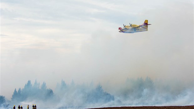 Violent incendie dans une tourbière de Saint-Modeste