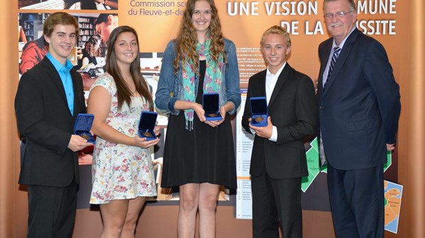 5 diplômés de la CSFL reçoivent la Médaille du Gouverneur général