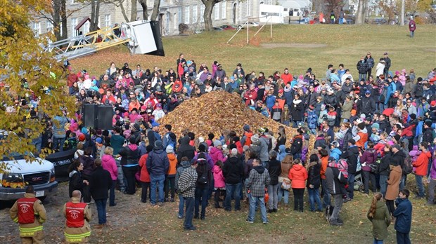 Des centaines de personnes jouent dans les feuilles d’automne