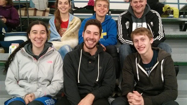 Cinq patineurs de vitesse dans le circuit Élite