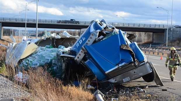 Un camion lourd se renverse à Rivière-du-Loup