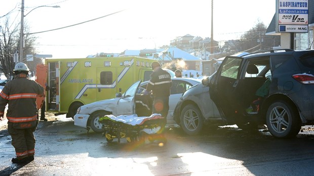 Collision à l'angle des rues de l'Hôtel-de-Ville et Amyot