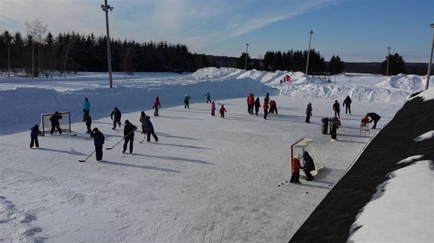 525 personnes patinent pour le plaisir dans 10 municipalités