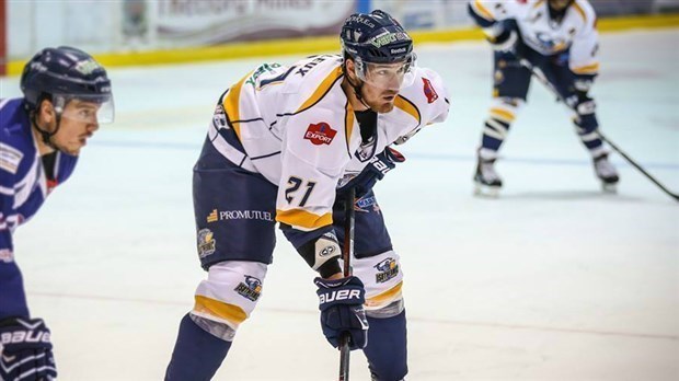 LNAH: un joueur blessé secouru par un adversaire