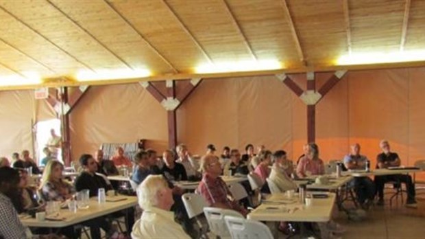 Des communautés s'unissent pour veiller à la santé de leurs lacs