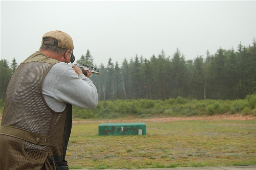 Tir Sportif Au Pigeon D'argile Et Au Pigeon D'argile Chasseur Avec Fusil De  Chasse à La Chasse Autunm