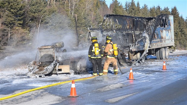 Un camion incendié sur l’autoroute