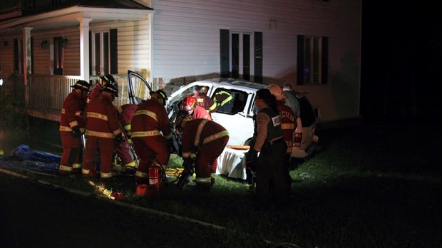 Accident mortel : un véhicule heurte une maison à Cacouna