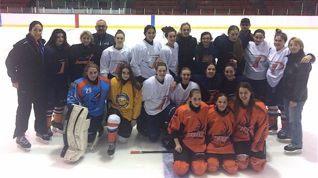 Caroline Ouellette en clinique de hockey à Trois-Pistoles