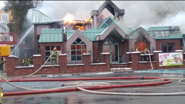 Violent incendie à l'ancien Bistro Duc de Cabano