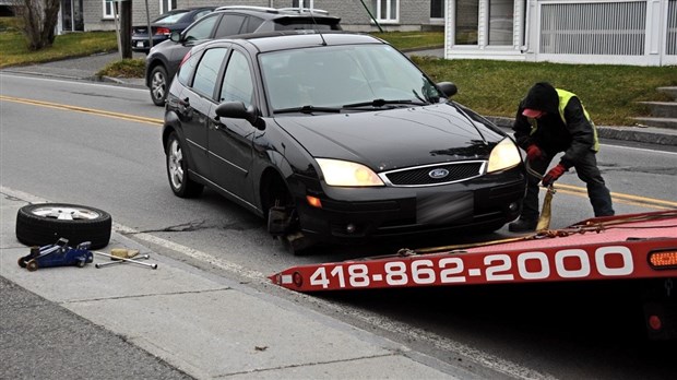 Une voiture perd une roue sur la rue Fraser
