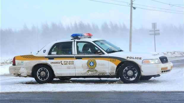 Une voiture heurte un poteau à Cabano