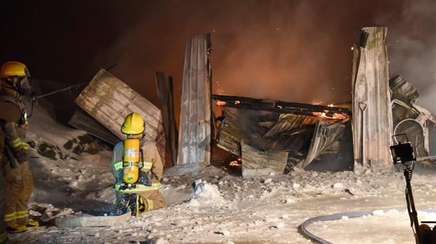 Garage rasé par les flammes à Saint-Hubert