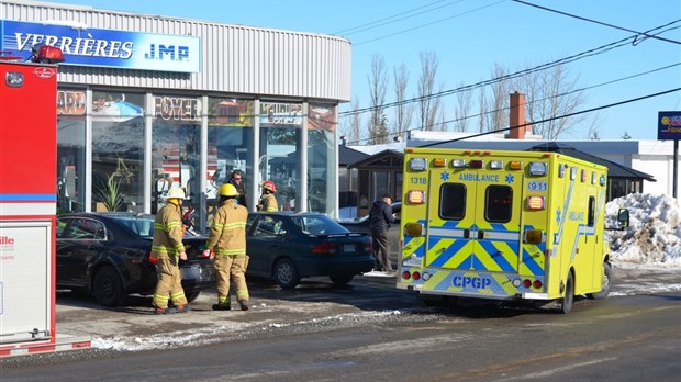 Collision impliquant trois véhicules sur la rue Fraser