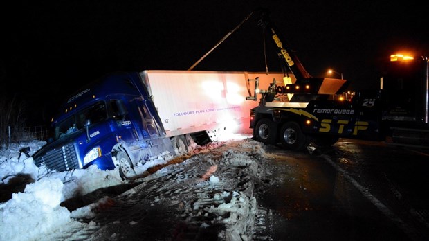 Un poids lourd fait une sortie de route sur le boulevard Industriel