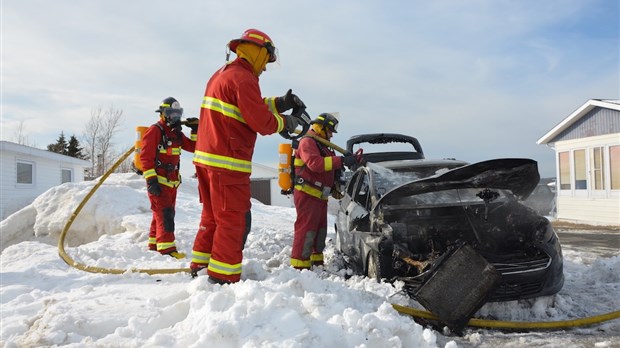 Un véhicule prend feu à Cacouna 