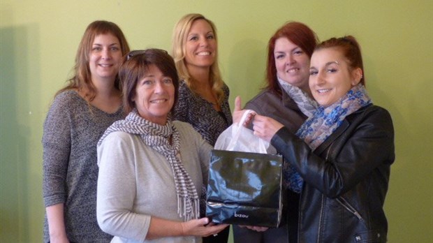 La Boutique Bizou remet un don au Centre-Femmes du Grand-Portage 