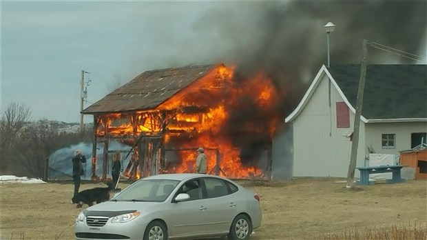 Une grange rasée par les flammes à Saint-André