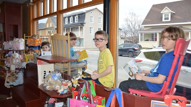 Des jeunes font de la lecture en vitrine