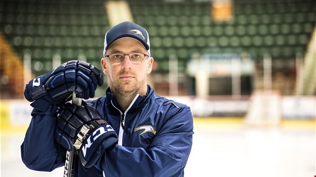 Albatros : l’entraineur Allan Johnston retourne à Mont-Joli 