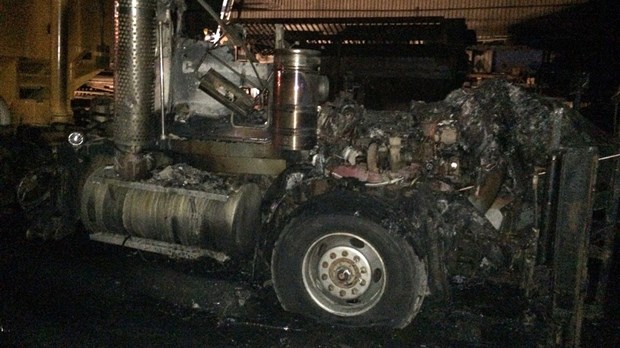 Un véhicule prend feu au Garage Léo Lavoie & fils de Pohénégamook