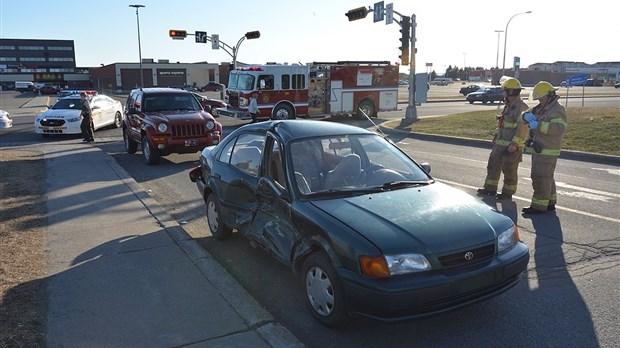 Collision latérale sur le boulevard Armand-Thériault