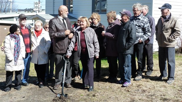 Première pelletée de terre à la Maison le Puits 