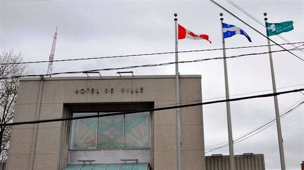 Le drapeau de la Ville de Rivière-du-Loup flotte à Sorel-Tracy
