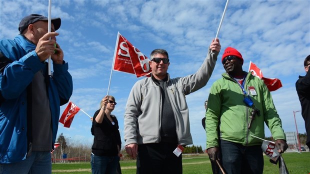 Une vingtaine de manifestants se font entendre à Rivière-du-Loup