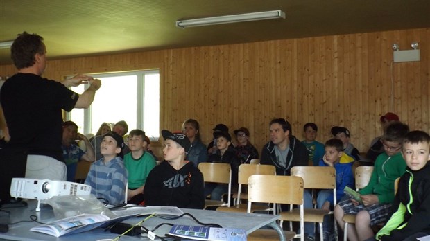 Des jeunes initiés à la pêche à Dégelis